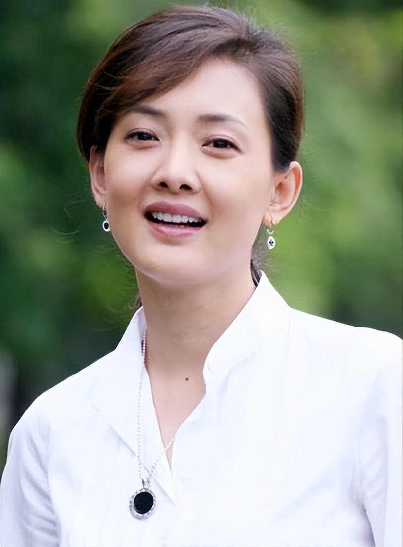 牛莉一家三口近照曝光,牛莉晒一家三口照片