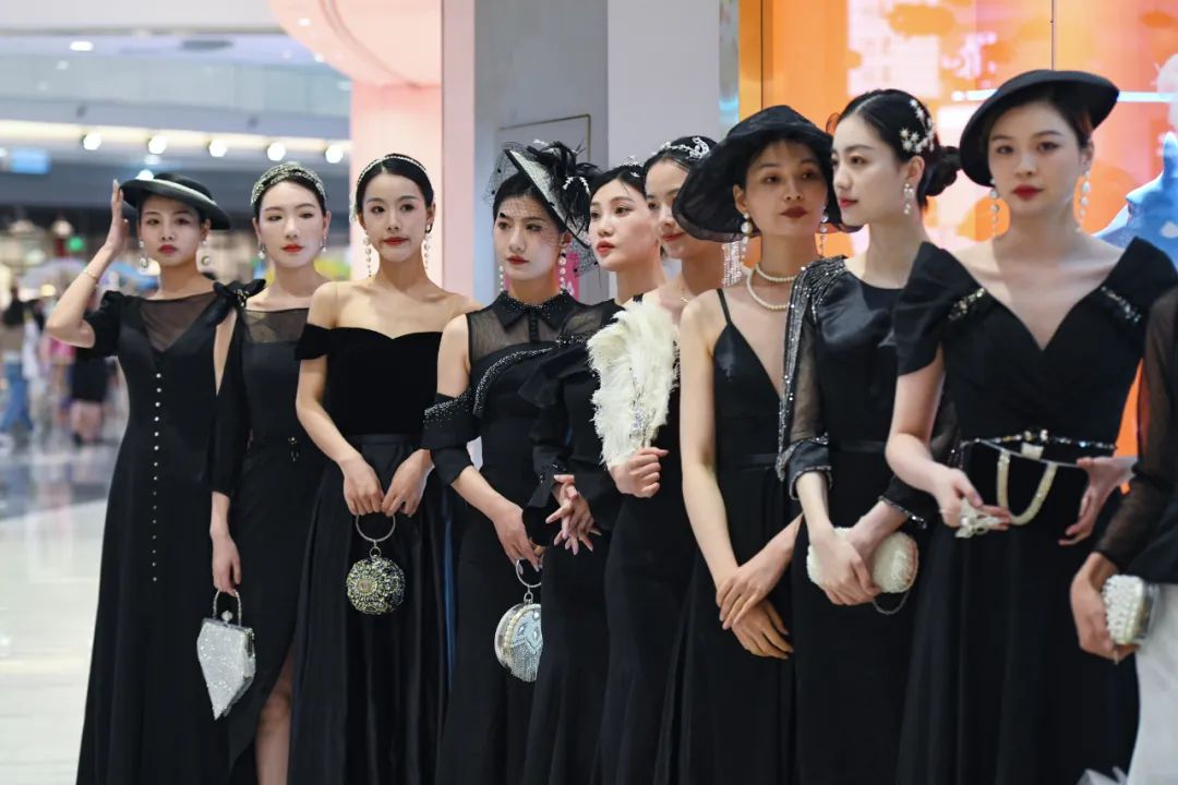 热辣较劲！国际胸模大赛第二场海选20位佳丽激情PK，场面惊艳