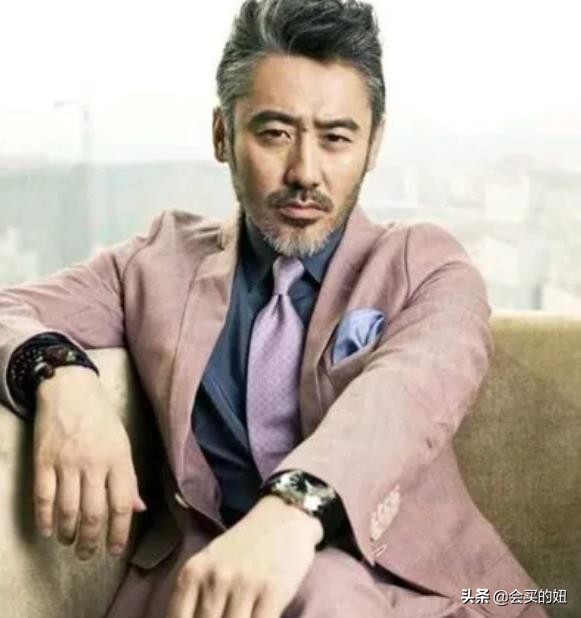 中年男人戴什么配饰不油腻,中年男士最显示气质的配饰