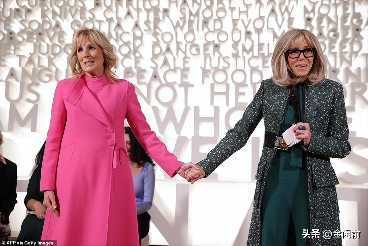 马克龙夫妇携手并肩,马克龙与妻儿出席活动