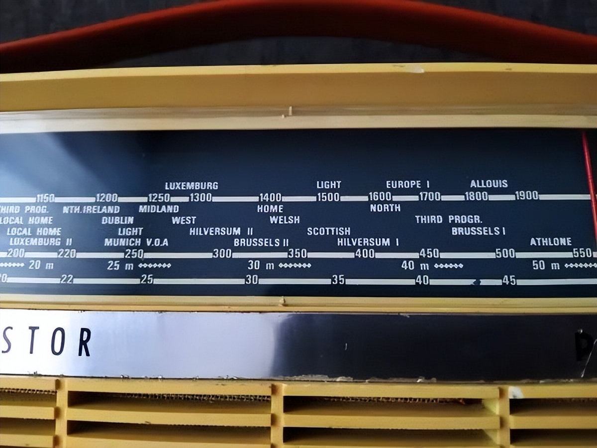 接收空*警袭**报频率|战火下乌克兰火腿对比了60年代和现代收音机