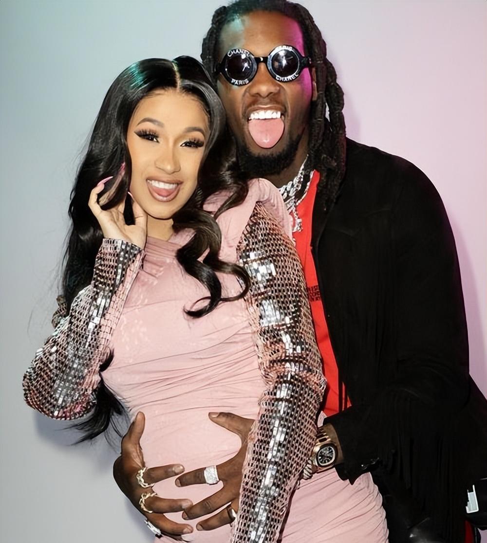 开放无极限！美国女星演唱会不穿内衣、露胯、与卫生棉条互动