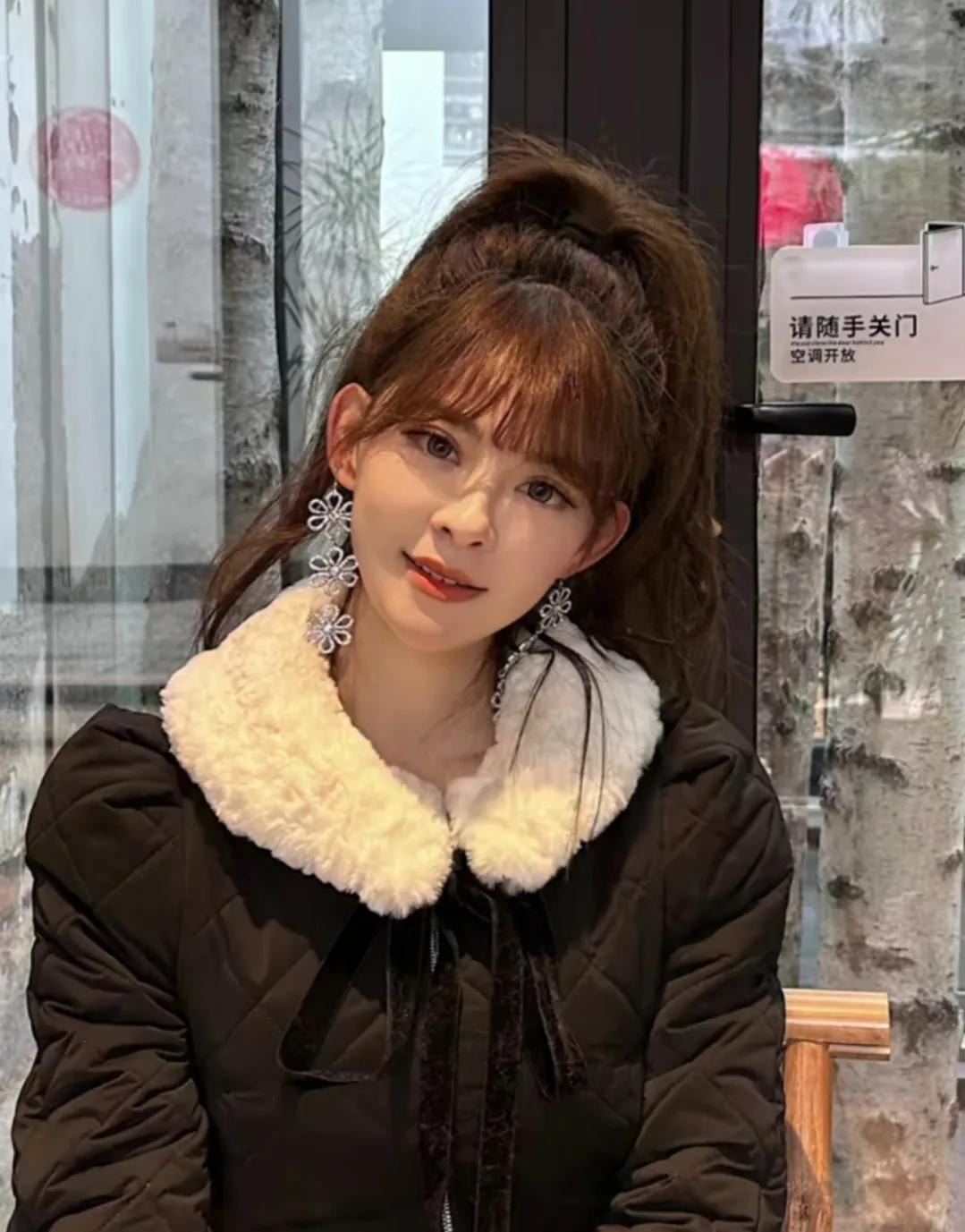 50岁大妈装嫩网红,50岁大妈为火装网红