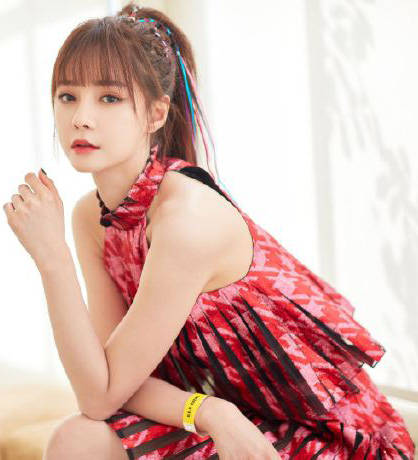 最有钱女明星刘亦菲,刘亦菲秀名贵翡翠大耳环