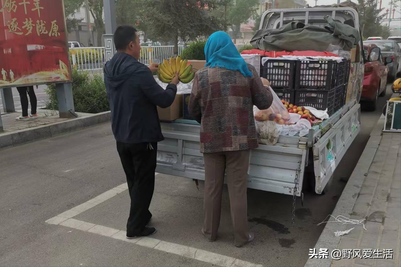 路边卖水果的真实收入,路边卖水果的大妈一天能赚多少钱