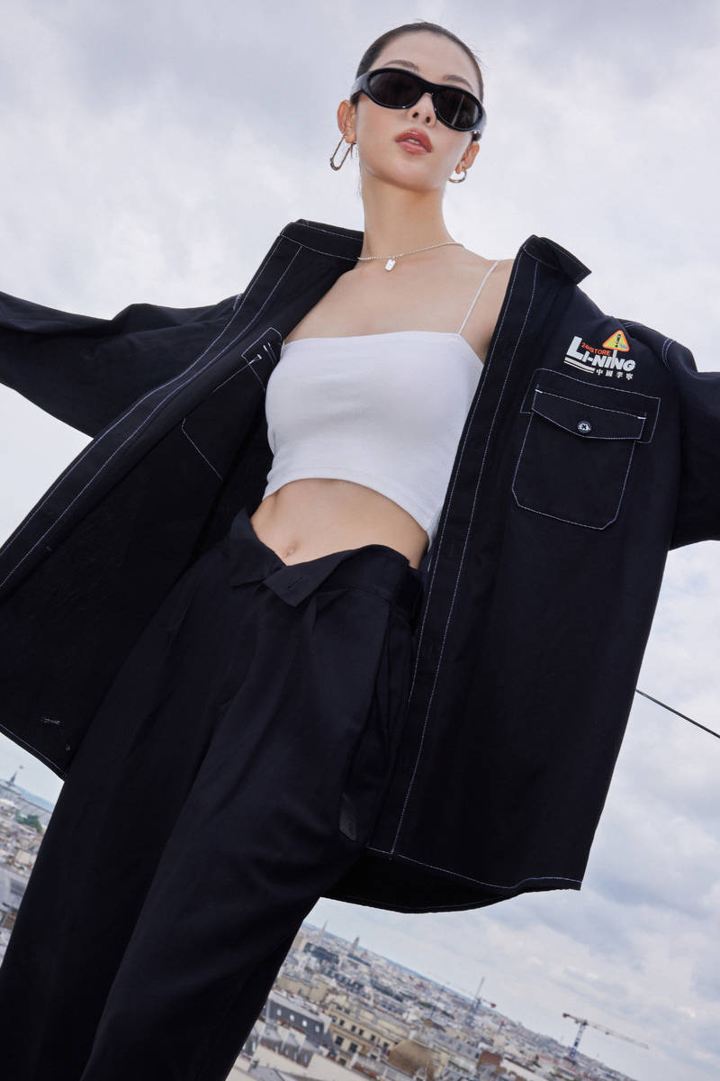 钟楚曦时尚大片释出，身穿白色吊带露肚脐，身材比例超好腿长惊人