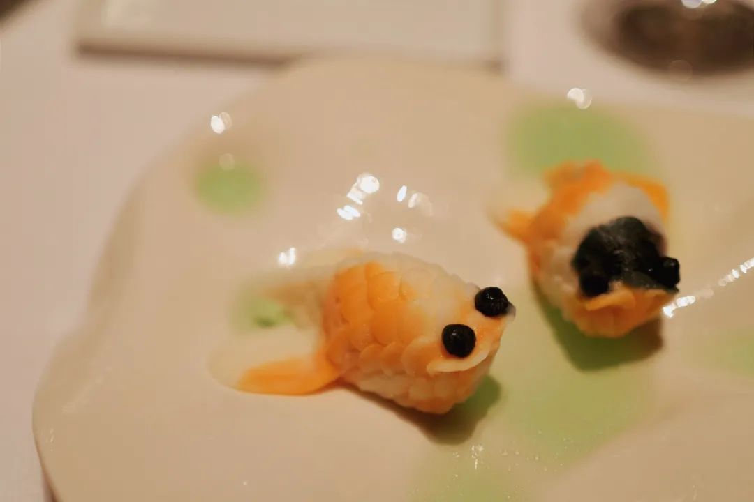 配备一星米其林黑珍珠餐厅,比米其林黑珍珠高端的餐厅