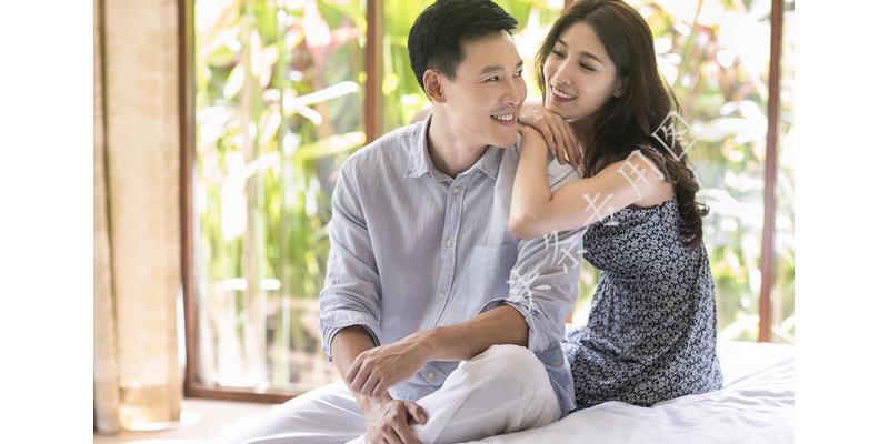 我坐月子,母亲说摔伤腿不能来,出月子后去娘家,见到母亲我愣住