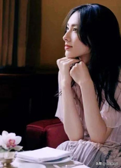 一卷好书在手，岁月含香