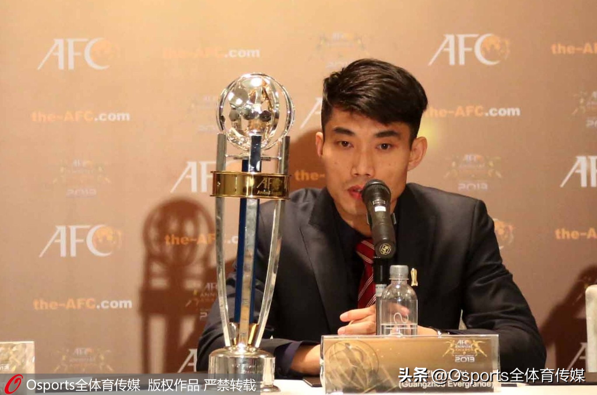 广州足球队宣布郑智担任一线队主教练回顾郑智职业生涯照