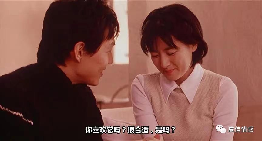 第一次送女朋友礼物送什么,追女生时要不要送手机