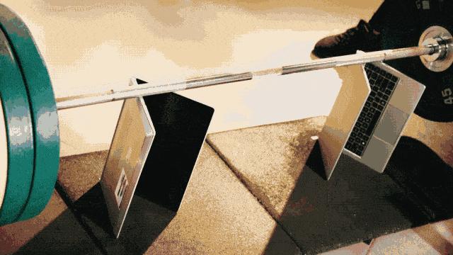 正面硬扛350斤杠铃足球飞射花式滑板，结局看傻了