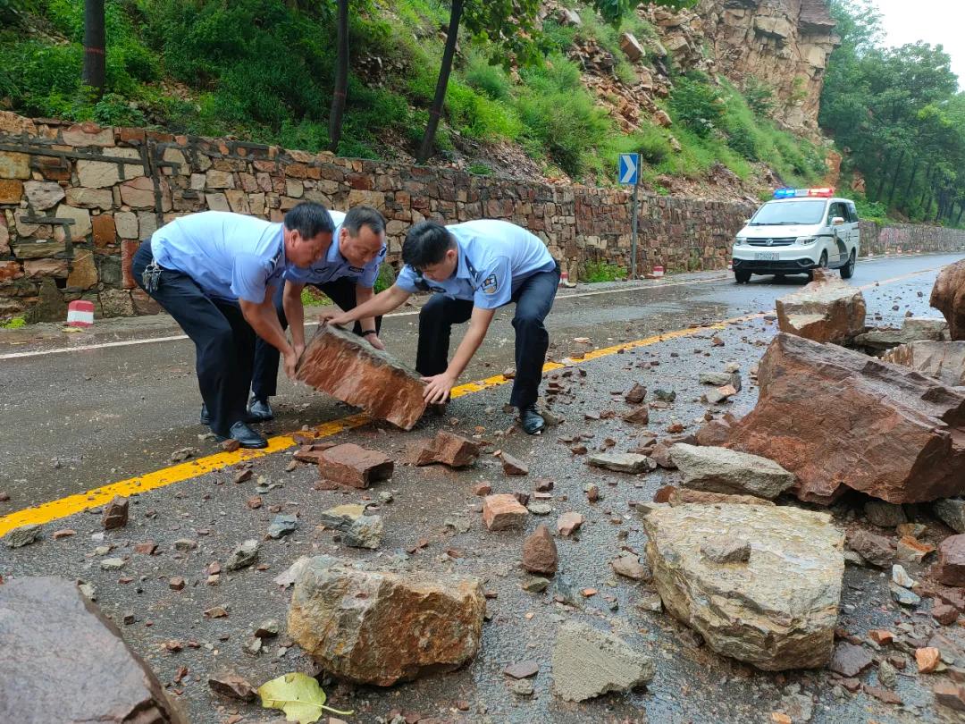 商州公安守护万家平安,守护万家团圆中秋节警察
