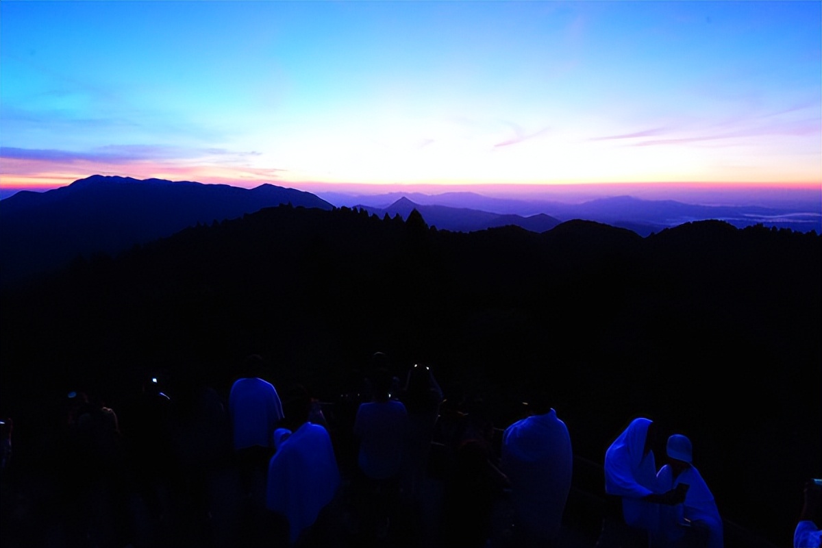 羊狮慕与张家界哪个好,江西明月山和羊狮慕哪个更值得去