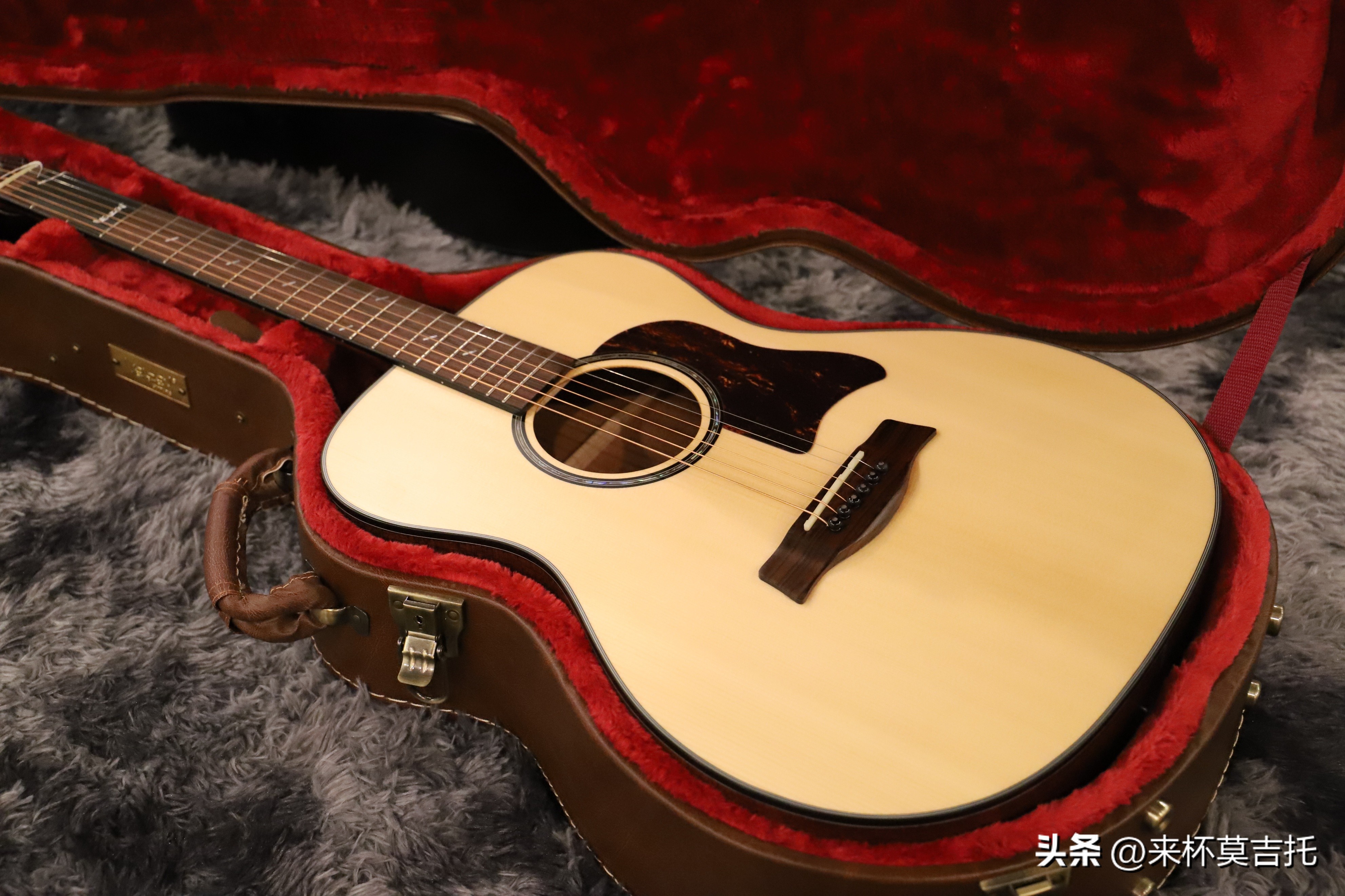 新手200至300元入门吉他推荐41寸,1000至2000元左右的吉他推荐全单