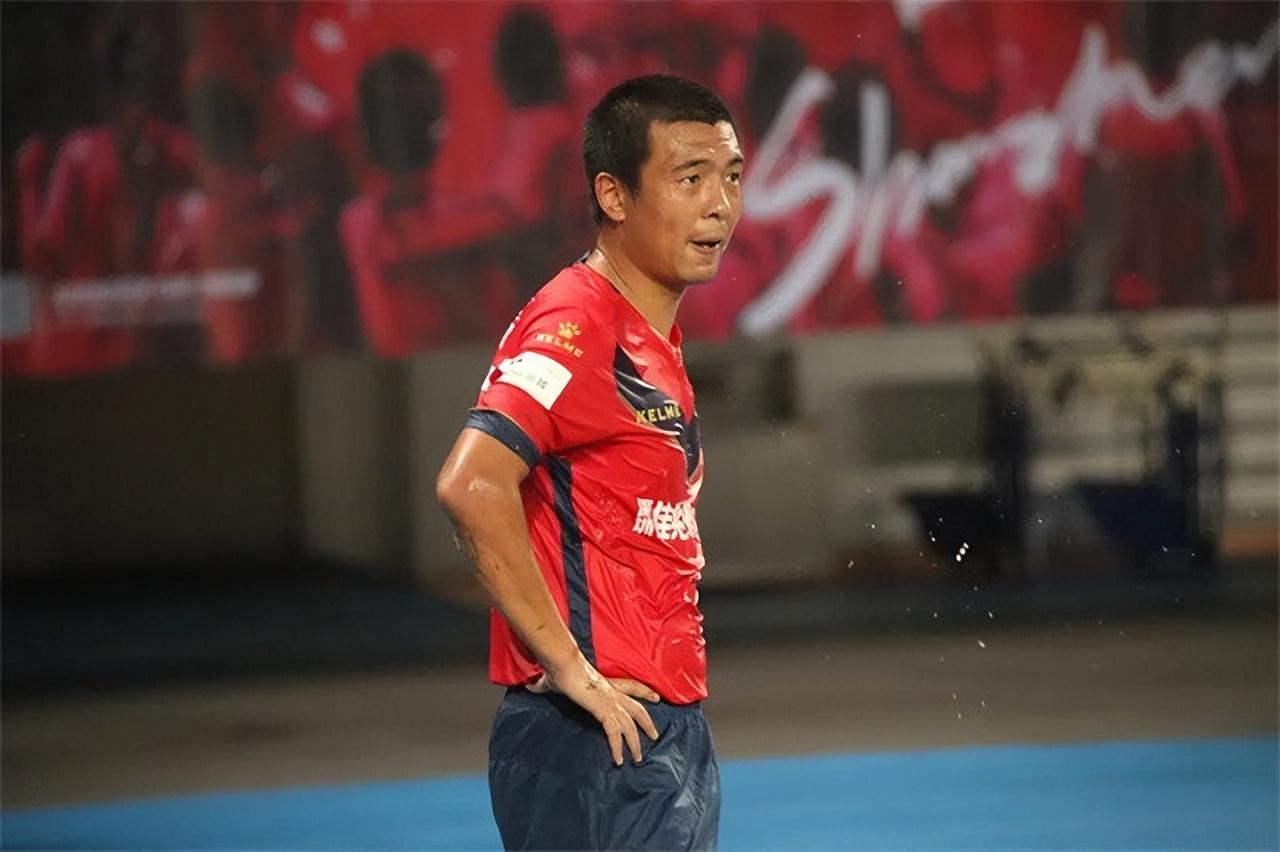 徐亮：中超任意球高手却被赵本山点名训斥，娶三任妻子如今成网红