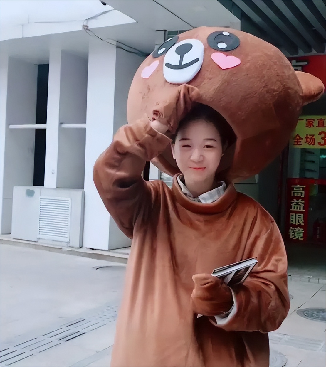 最年轻的董事长张曼如最新照,19岁董事长张曼如现状