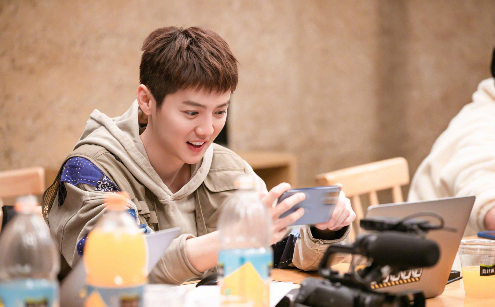 鹿晗回到以前踢足球,鹿晗走四个小时去踢球