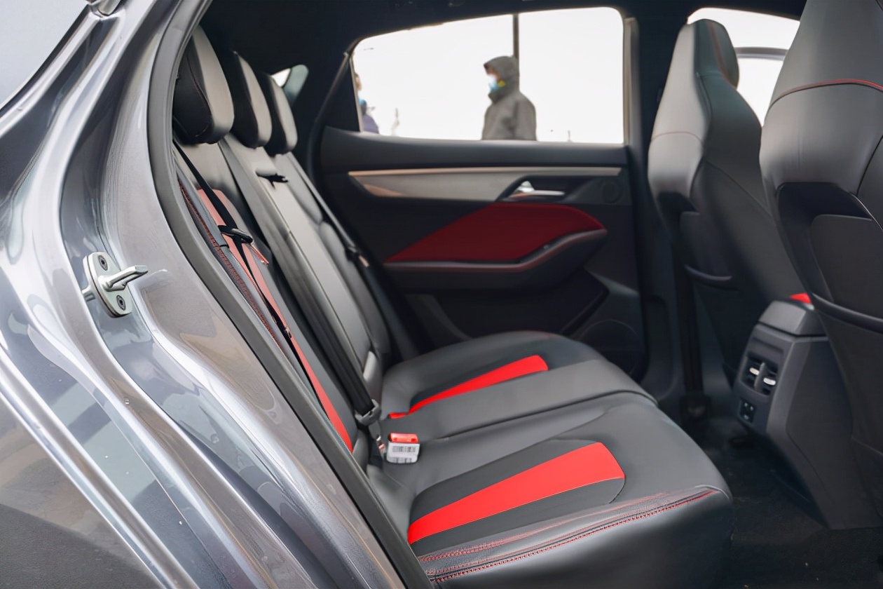 大众思皓曜2021款6座中配落地价,思皓曜和奕炫max暗夜破晓版哪个好