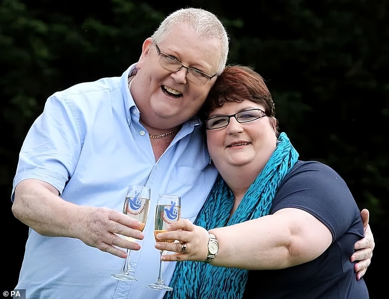 男子10万买一注彩票中八亿后续,男子彩票中3600万第2天淡定上班