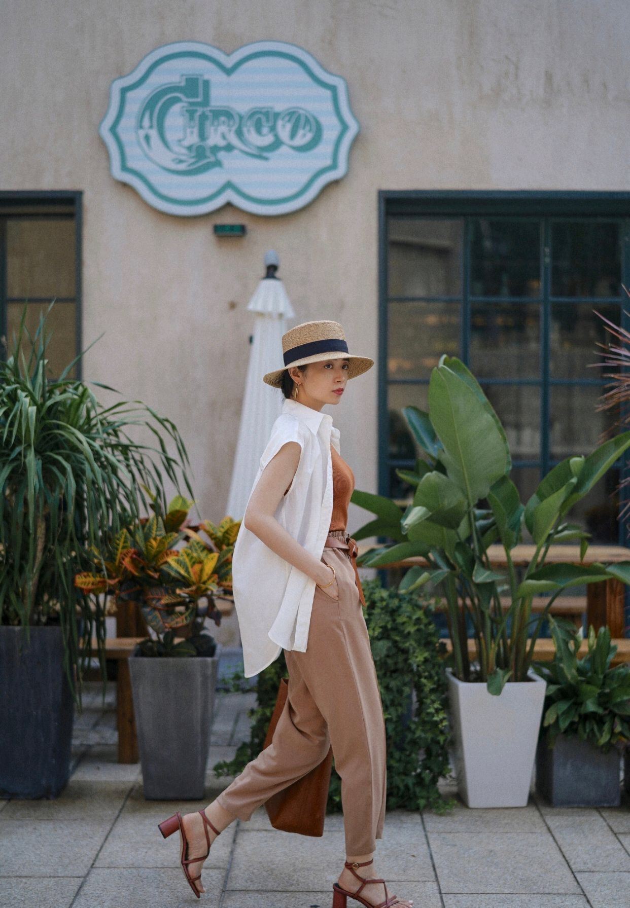 秋冬卡其裤最经典的搭配,卡其色直筒裤穿搭秋冬