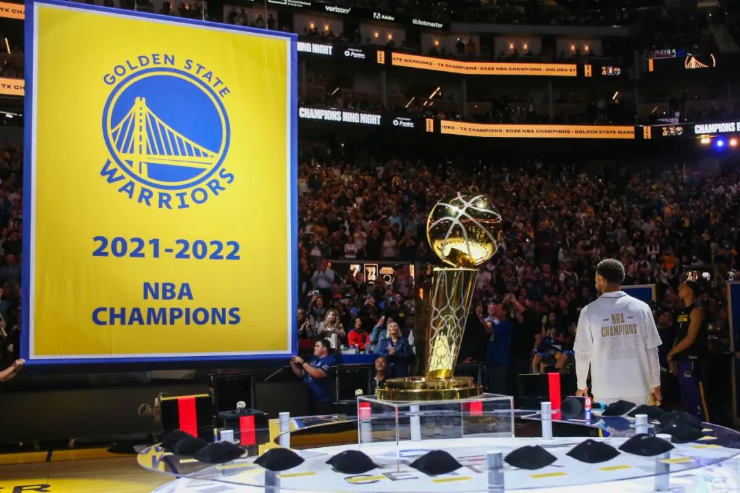 整整70亿美元!恭喜勇士超过湖人!成为NBA历史第一队