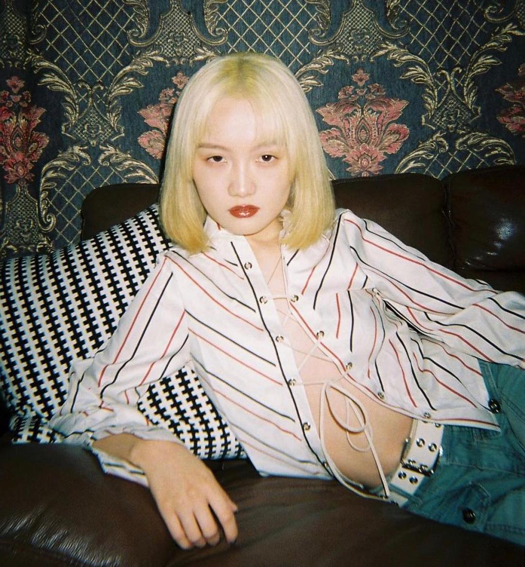 黄色短发男生,短发微潮色