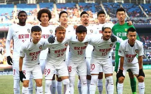 冯潇霆两发训练视频表决心,巩汉林冯潇霆网络互怼男足踢皮球