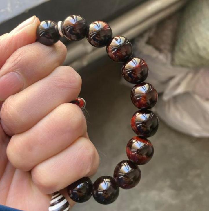 这种菩提子佛珠很容易就可以盘出玻璃底！南方公园里就可以捡到