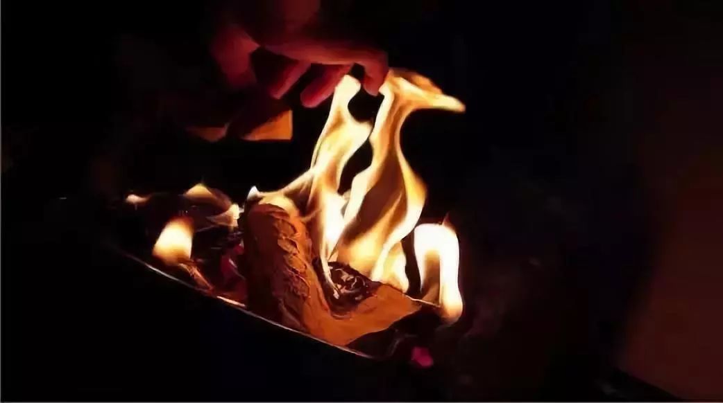 夜闯北京凶宅，碰见一个人，差点吓傻了：他半夜三更在凶宅烧纸