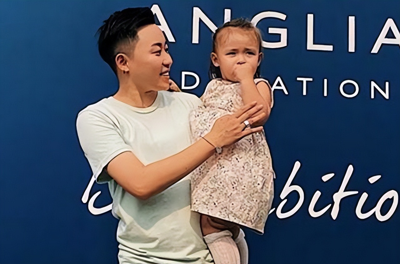 4年前，那个花50万买精子生五国混血的吉林妈妈，如今生活怎样了