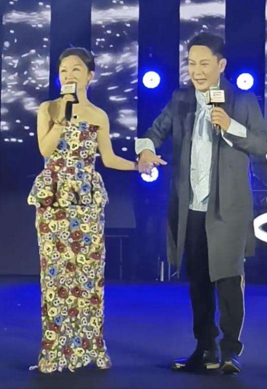 张信哲录节目面部浮肿老态明显,54岁的张信哲参加庆典的视频