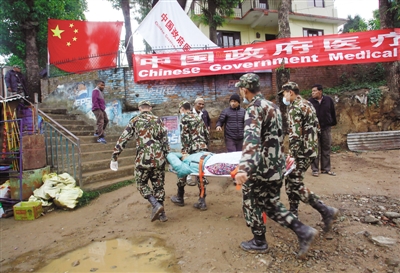 尼泊尔8级地震真实影像，泳池顷刻变汪洋大海，场面堪比灾难片