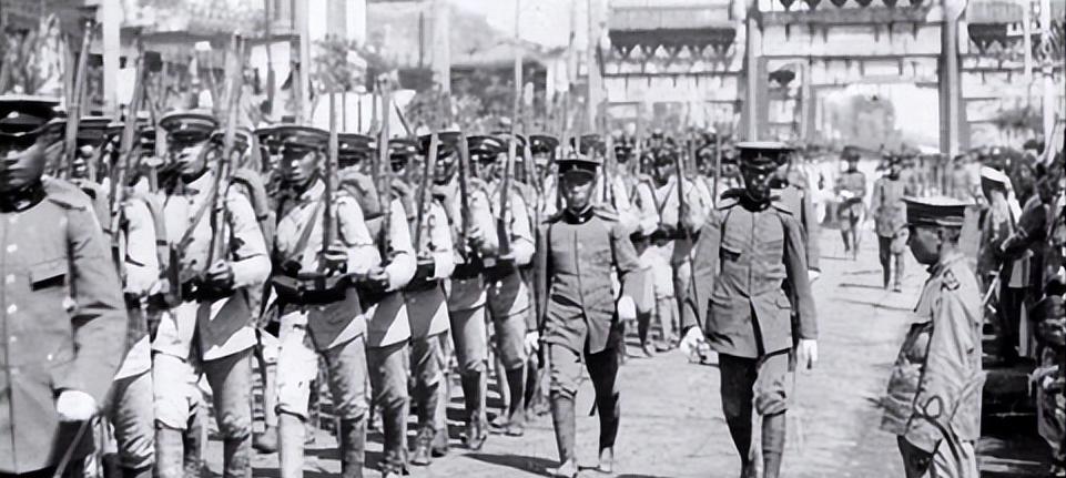 山东97岁老人手握双枪,山东97岁老人手持双枪