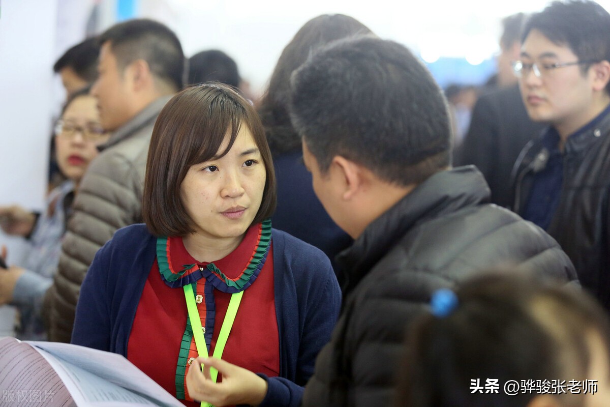 出国留学和在国内上学哪个比较好,出国留学回来一定好就业吗