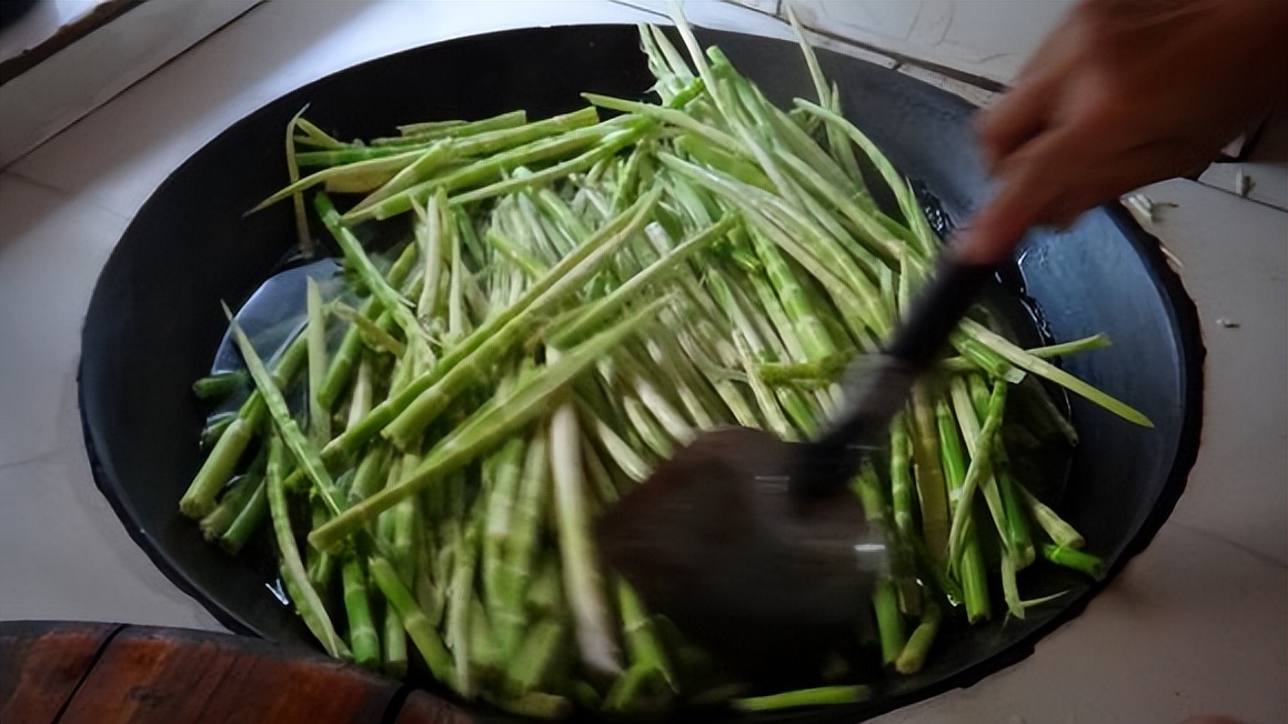 山民教剥竹笋只需3步轻松剥出笋,每日农经挖笋技巧视频