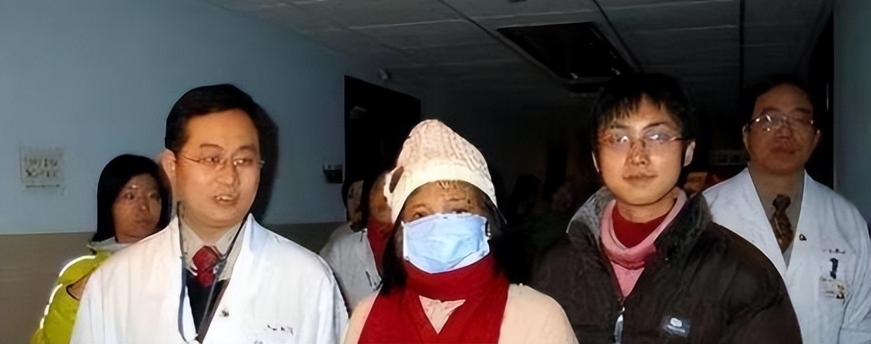 浙江小伙背着母亲上学，成全国道德模范，为何却变性参加选美大赛