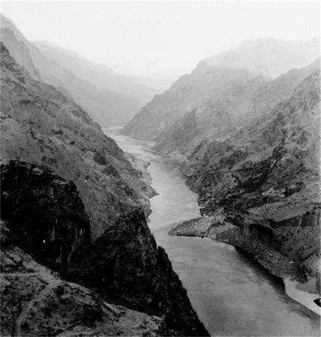 1935年大渡河边，一老秀才深夜见毛*东泽**，留下一句话救了两万红军