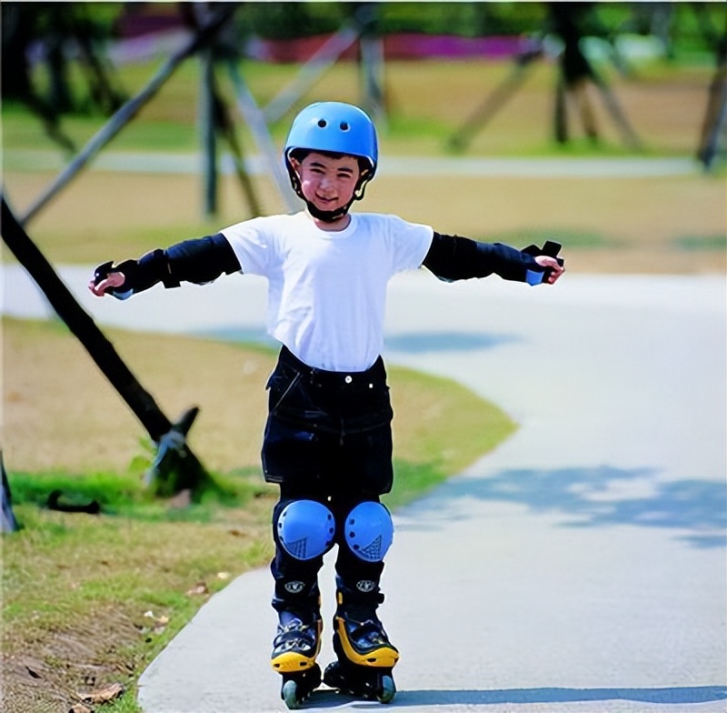 轮滑教程初学儿童版,轮滑怎么刹车