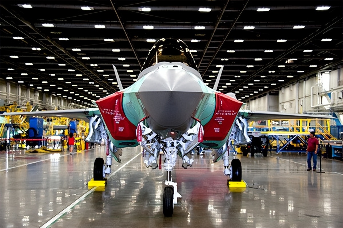 美国*火军**贩子又发财，洛马3个月狂赚18亿，海马斯要提升产量