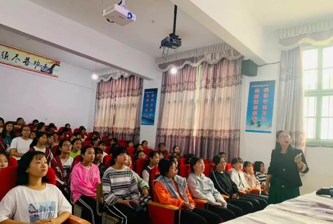 男生为小朋友讲解卫生巾,男孩用卫生巾的正确方法