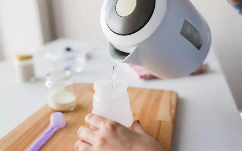 给孩子到底应该用什么水冲奶粉,婴儿冲奶粉用矿泉水还是纯净水