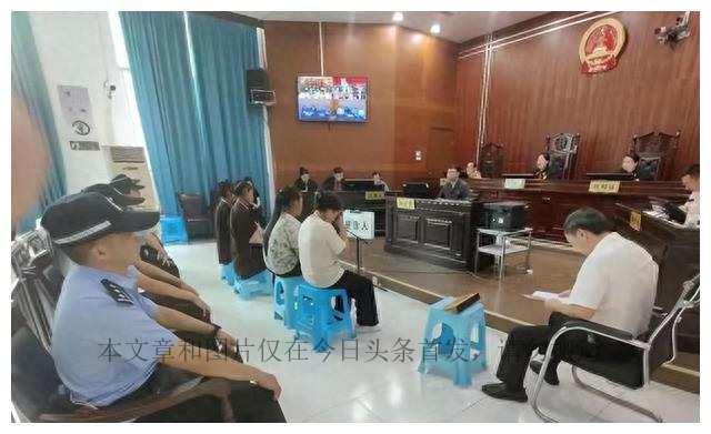 女子扒光小三衣服并往*体下**塞辣椒粉,随后将其游街半小时