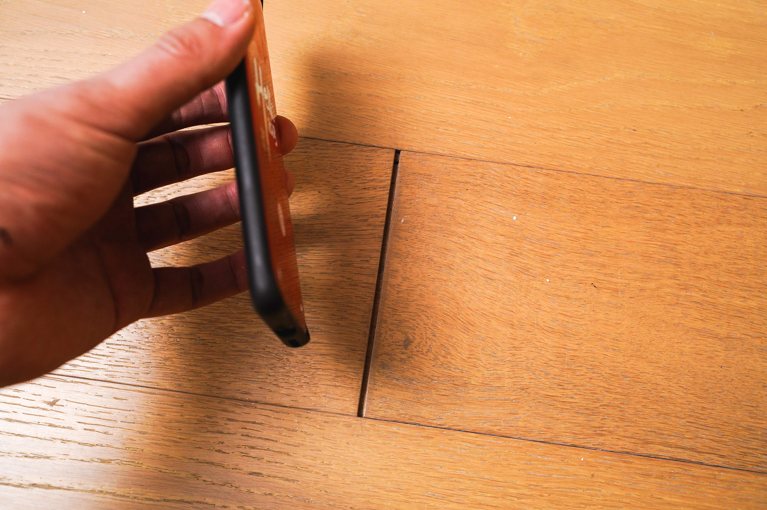 木地板缝隙大如何处理最简单,无缝木地板两边缝隙过大怎么补救