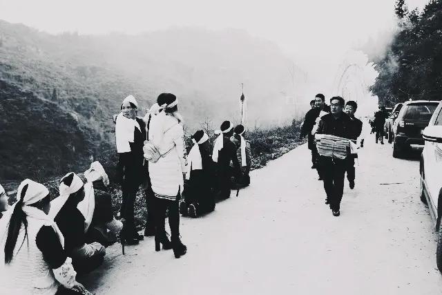 总是以泪水为伴的葬礼，可为什么就是哭不出来？