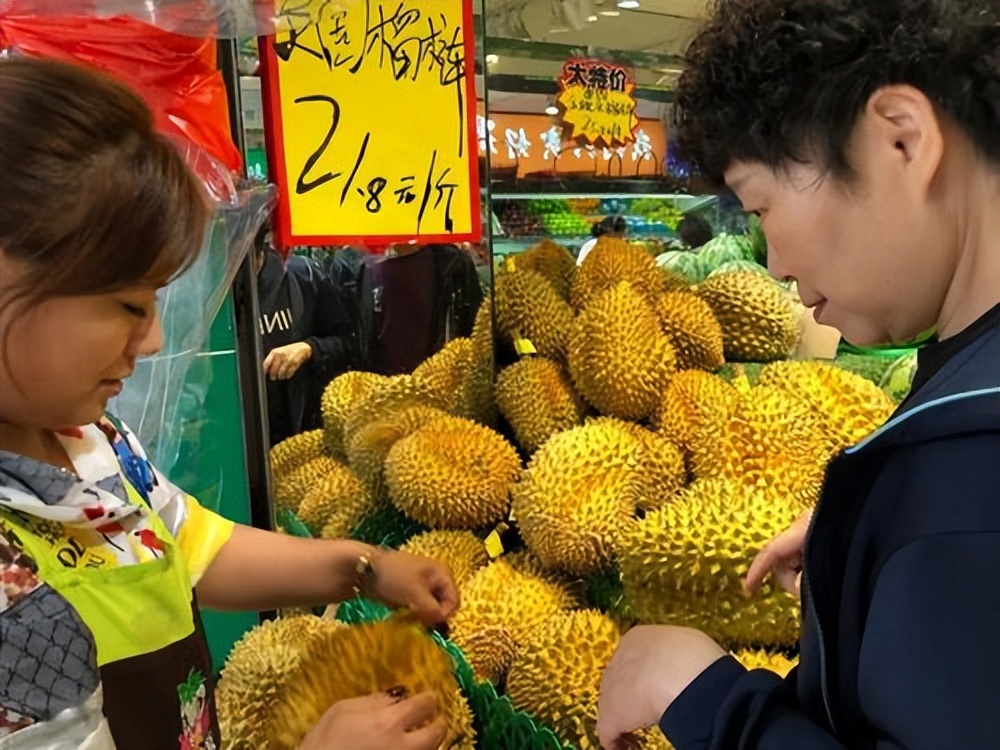 水果价格断崖式下跌,水果榴莲最低价