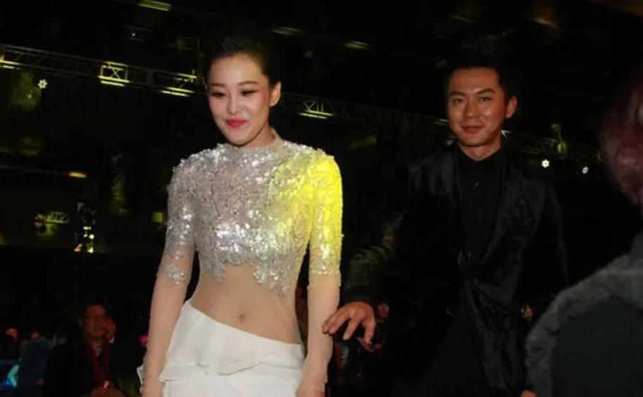 张馨予晒出老公何捷照片帅气迷人,张馨予和老公何捷婚后齐露面