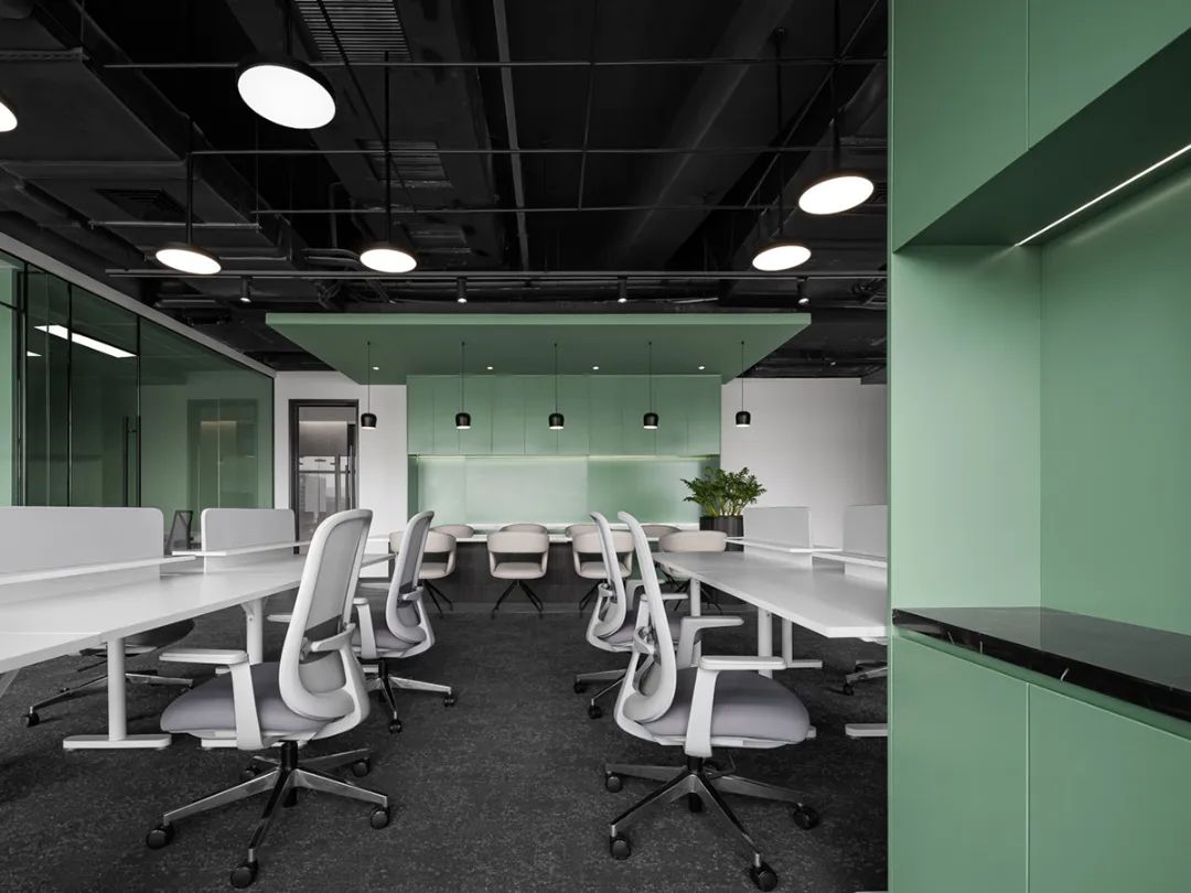 “打翻了”调色盘设计的办公室原来长这样！