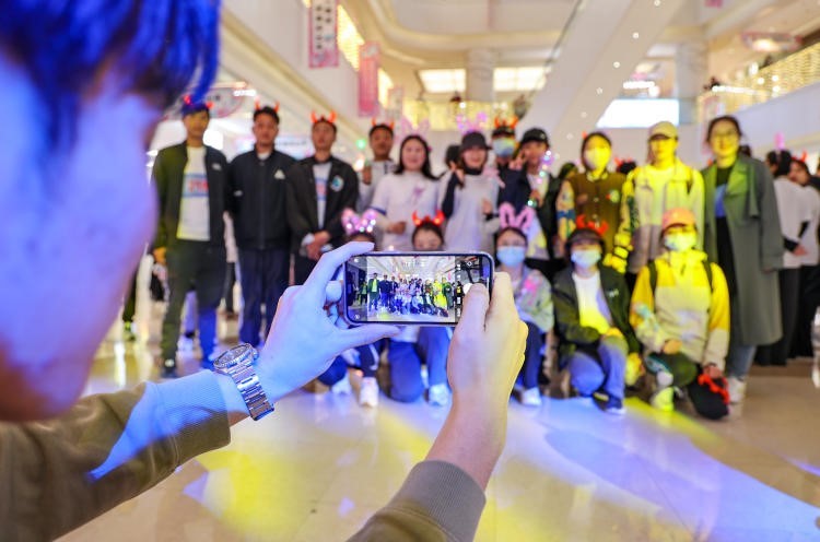 人民至上球场,人民至上广场舞