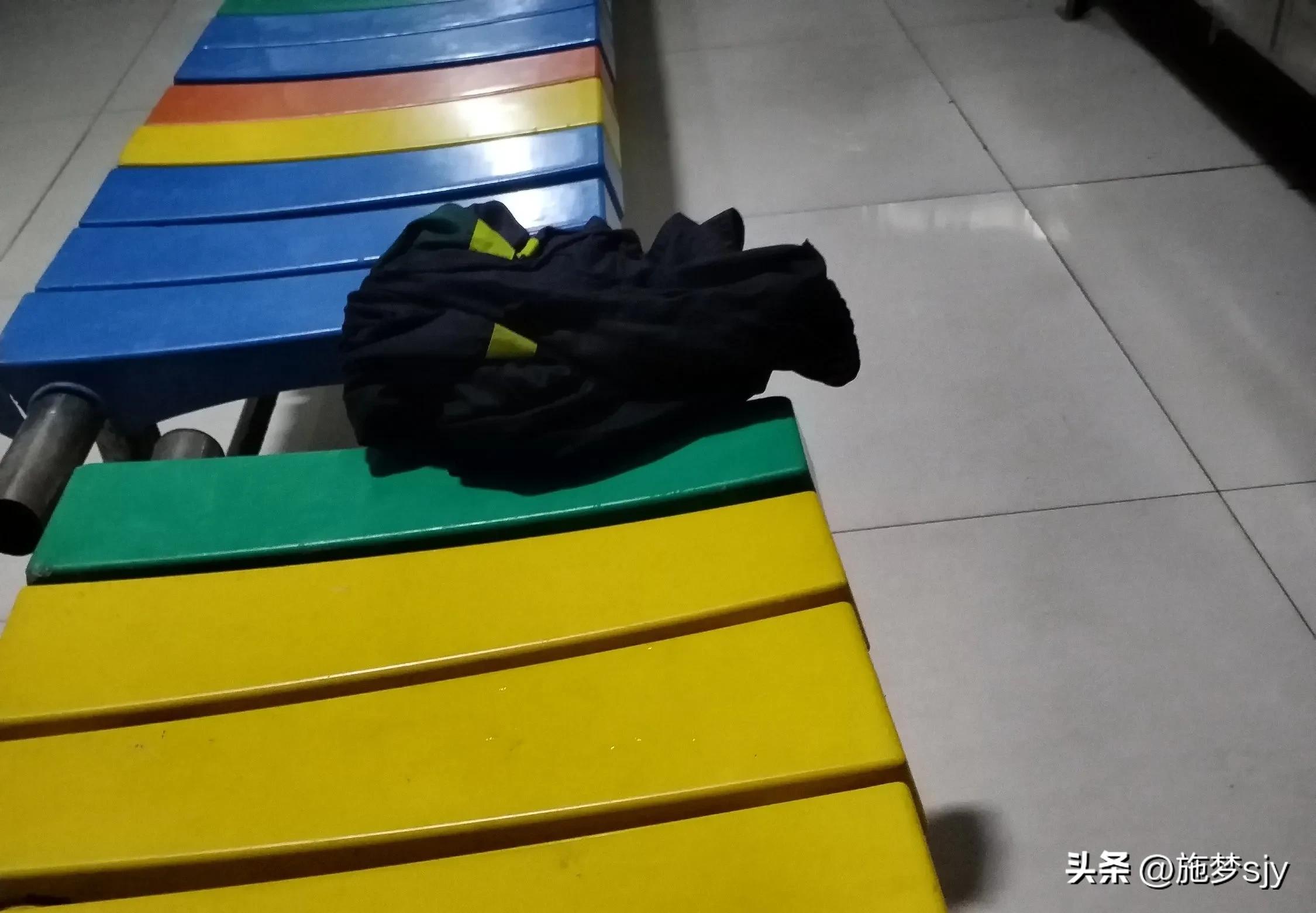 我的衣服放在凳子上，你为什么要拾呢呢？